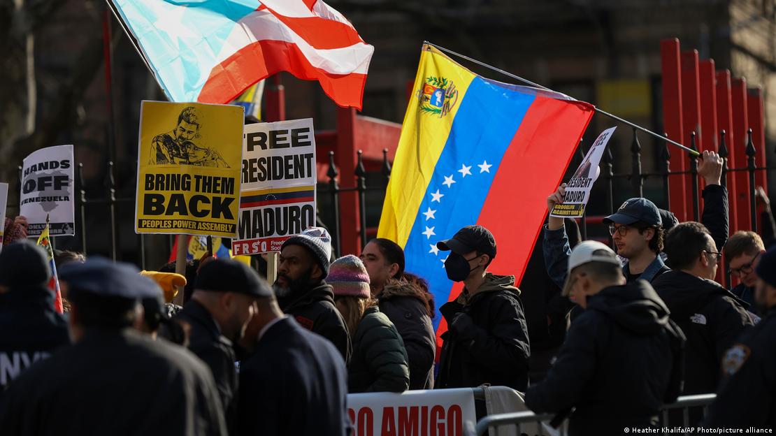 En la imagen, banderas de Venezuela y pancartas por la liberación de Maduro. En la imagen, banderas de Venezuela y pancartas por la liberación de Maduro.