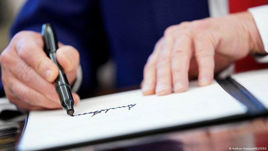 In a first, Trump signature to appear on all US dollar bills