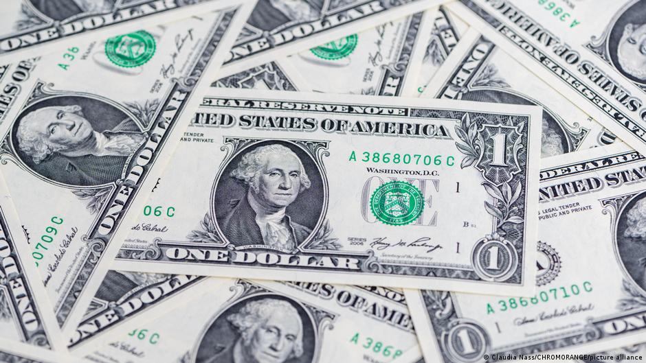 Американські паперові долари незабаром міститимуть підпис Дональда Трампа.

При цьому вперше за 165 років з них зникне підпис скарбника США. З 1861 року й дотепер на доларових купюрах завжди такого посадовця.