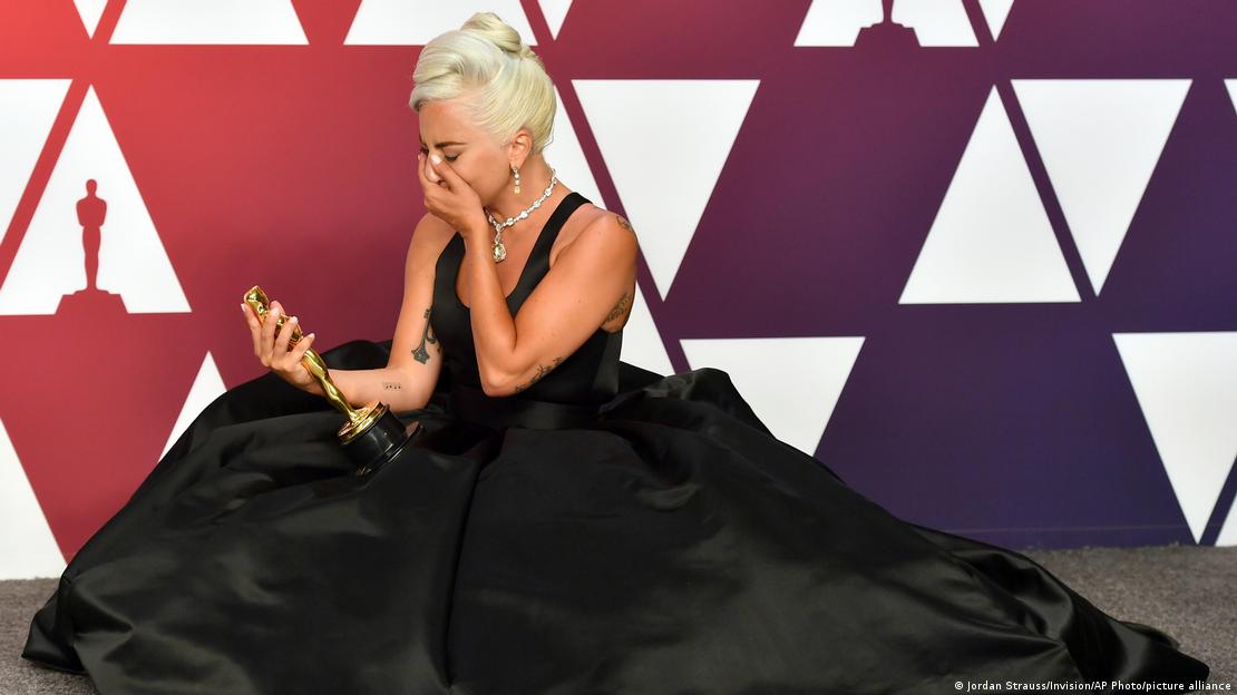 Lady Gaga com prêmio recebido no Oscar