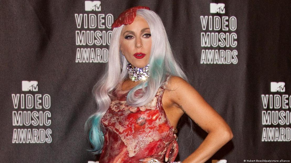 Lady Gaga com vestido feito de carne bovina