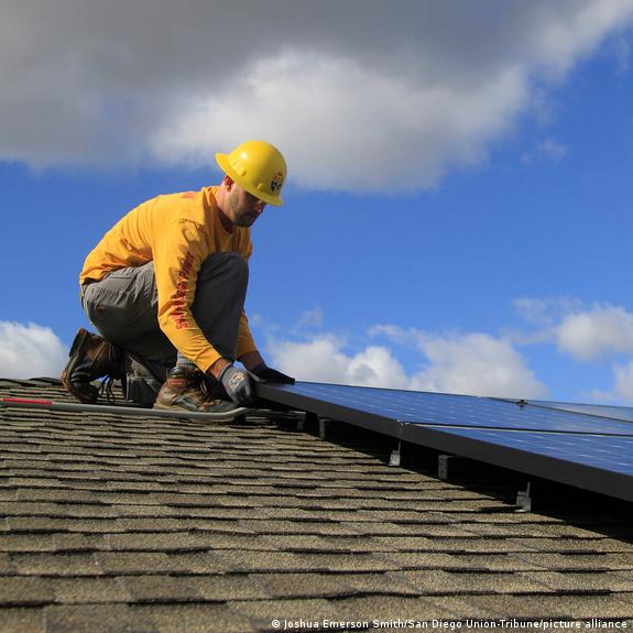 Close-up de um medidor de energia solar.