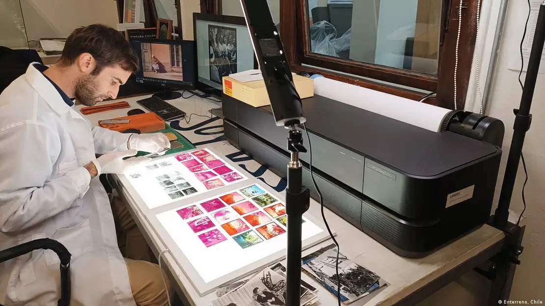 Felipe Bengoa, con bata blanca y guantes, examina imágenes.