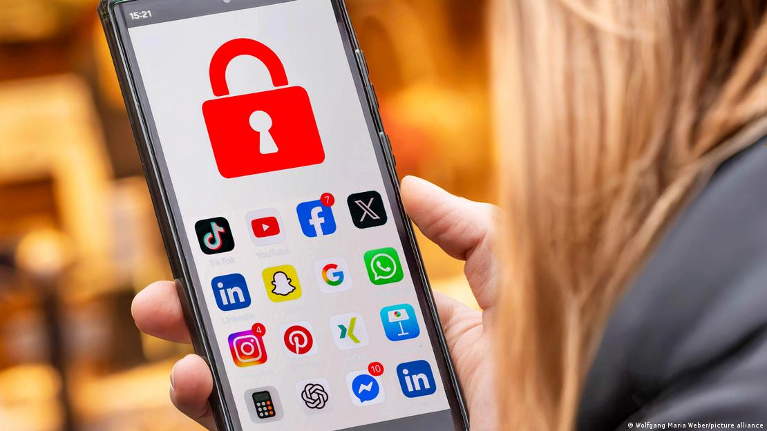 Akıllı telefon ekranında sosyal medya uygulamaları ve yasak işareti yer alıyor