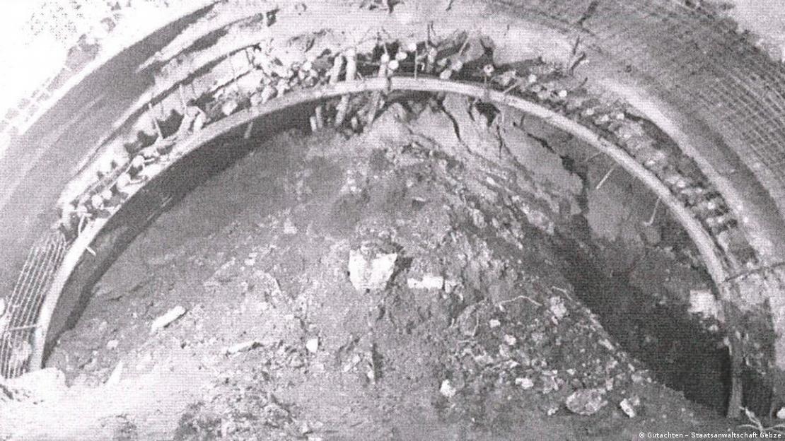 Bilirkişi raporunda yer alan kazılan tünelin siyah beyaz fotoğrafı