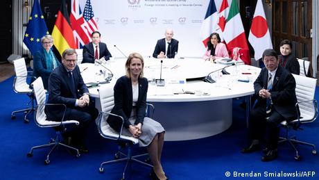 Zu sehen ist eine Zusammenkunft mehrerer Politikerinnen und Politiker während des G7-Außenministertreffens in Frankreich. 