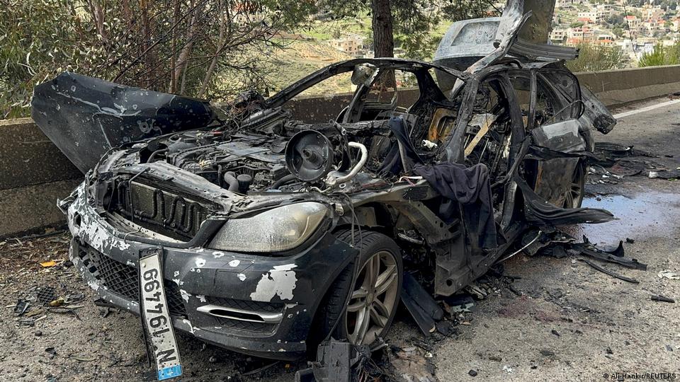 دو لبنانی صحافیوں کی تباہ شدہ کار جو اسرائیلی حملے میں مارے گئے 