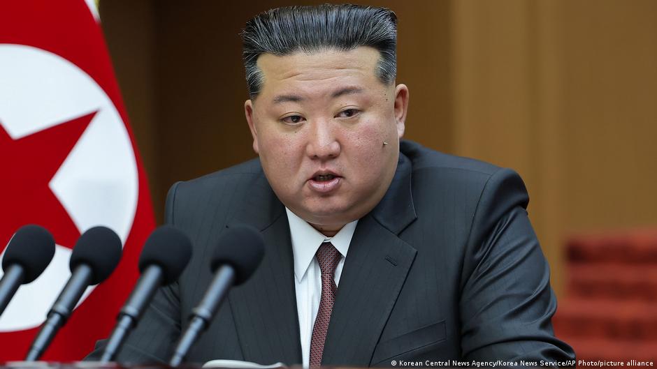 Kim supervisa nueva prueba de misiles desde un destructor