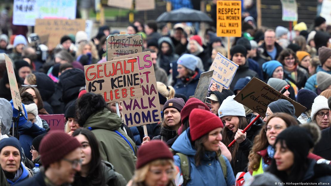 Münih'teki bir eylemde ellerinde dövizlerle kalabalık görülüyor