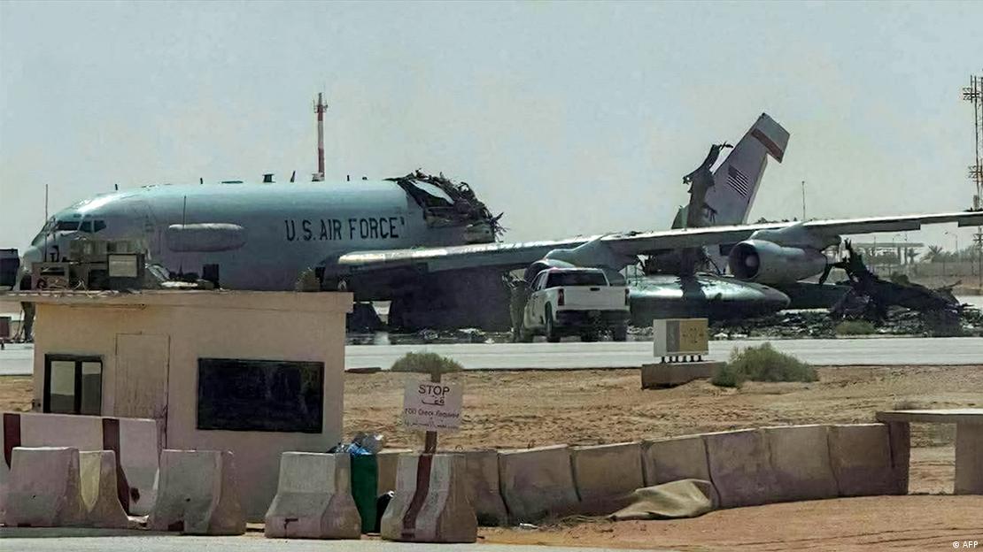 Yarıya yakını yok olmuş hâlde pistte duran ABD ordusuna ait bir gözlem uçağı