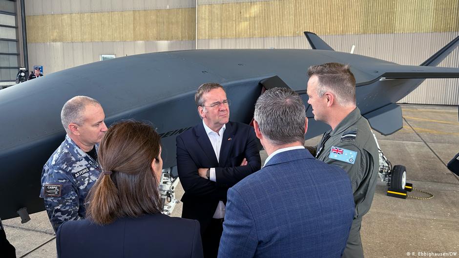 Nemačkom ministru odbrane Borisu Pistorijusu predstavljaju dron „MQ-28 Ghostbat“ u bazi RAF-a Amberli, blizu Brizbejna