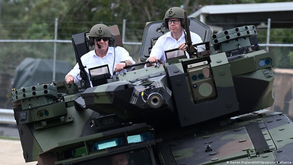 Ministar odbrane Pistorijus i australijski ministar za naoružanje Pet Konroj tokom probne vožnje u oklopnom vozilu na točkovima „Bokser“ nemačke kompanije Rajnmetal