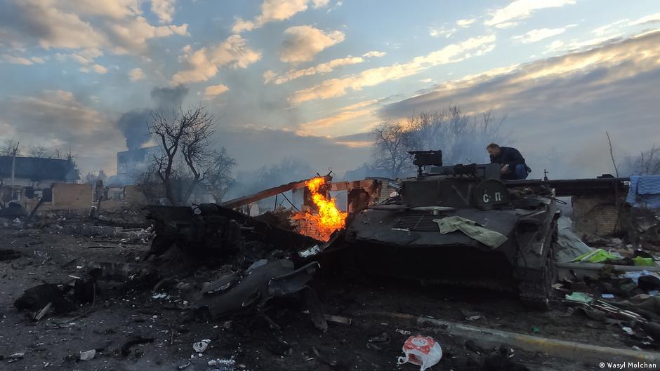 Civil na uništenom ruskom tenku u Buči, krajem februara 2022.