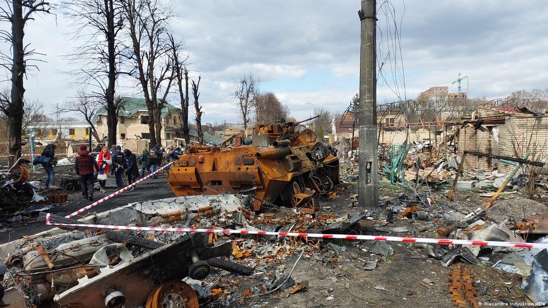 Ein verrosteter Panzer auf der Straße von Butscha nach der Befreiung von russischen Besatzern Ein verrosteter Panzer auf der Straße von Butscha nach der Befreiung von russischen Besatzern