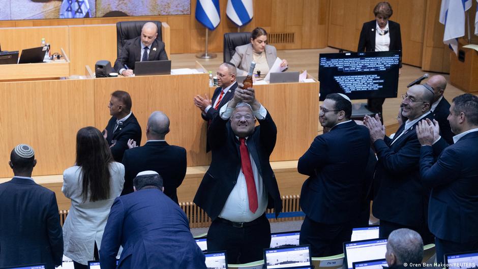 Itamar Ben-Gvir, jedan od vođa izraelskih desničara i ministar u vladi, slavi u Knesetu nakon usvajanja zakona