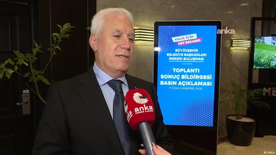 CHP'li Bursa Büyükşehir Belediye Başkanı Mustafa Bozbey, eşi, kızı ve kardeşleri gözaltına alındı