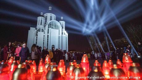 Im ukrainischen Butscha gedenken die Menschen am vierten Jahrestag der Befreiung der ermordeten Zivilisten.