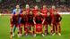 Türkiye'nin 2026 Dünya Kupası Avrupa Elemeleri play-off turu finalinde Romanya'ya karşı sahaya çıkan ilk 11'i, maç öncesi Türk bayrağı ile takım fotoğrafı çektiriyor.