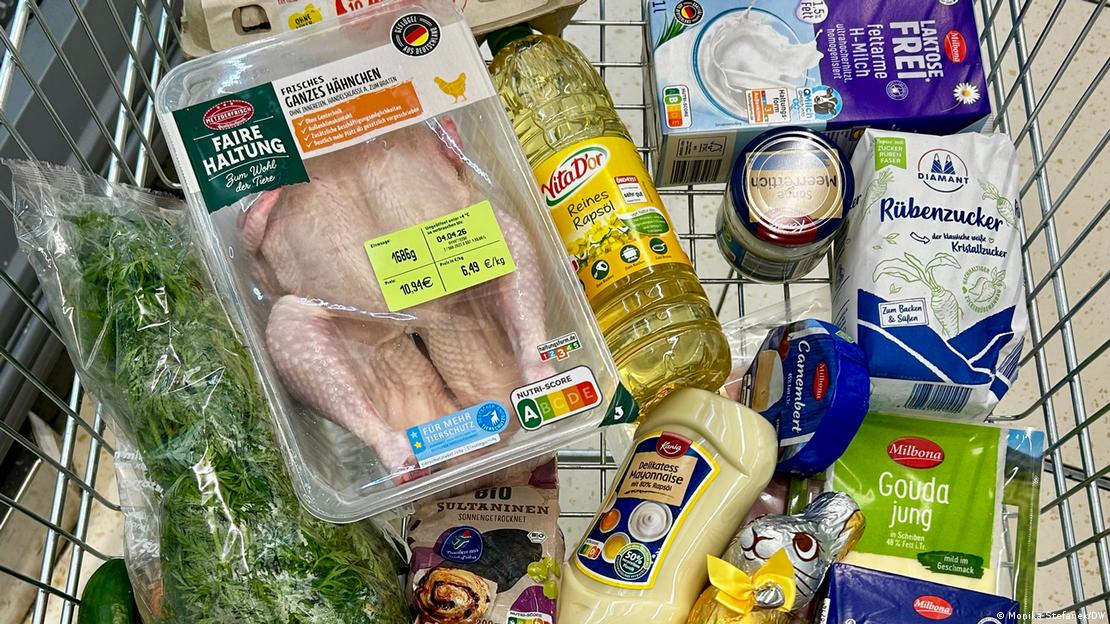 Bir süpermarket arabasındaki gıda ürünleri