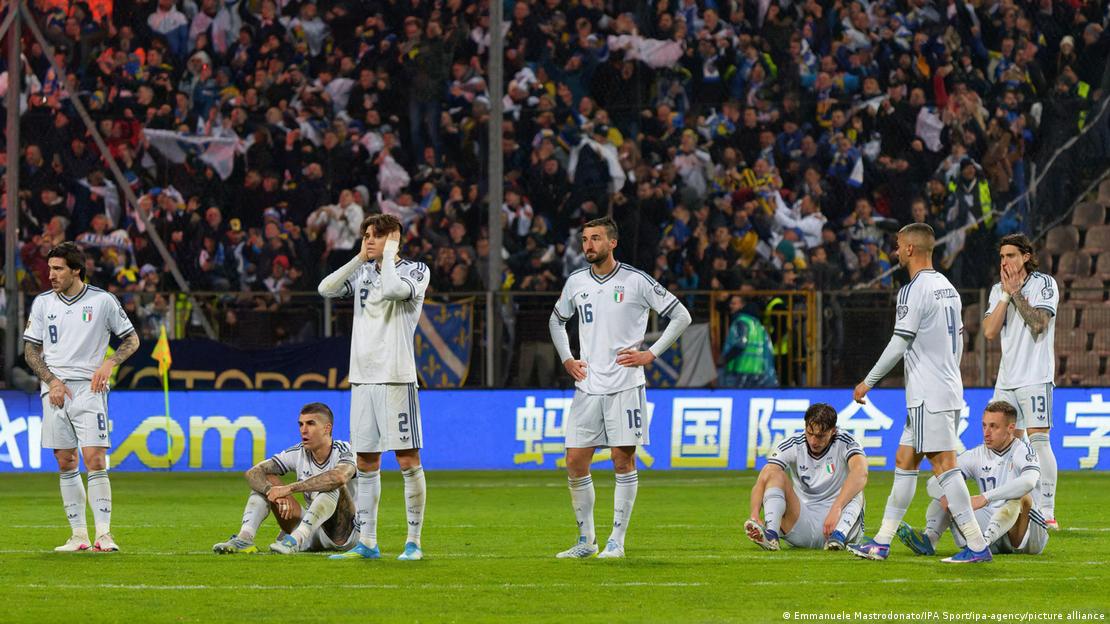 Jogadores da Itália em campo devastados