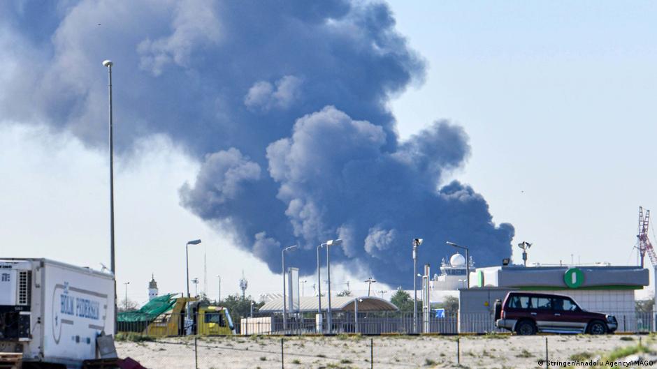 Після того, як Дональд Трамп дав Ірану 48 годин на укладення угоди або відкриття Ормузької протоки, Тегеран завдав ударів по Ізраїлю, Кувейту та ОАЕ, повідомляють ЗМІ. Черговий ультиматум президента США викликав глузування з боку іранських посадовців.