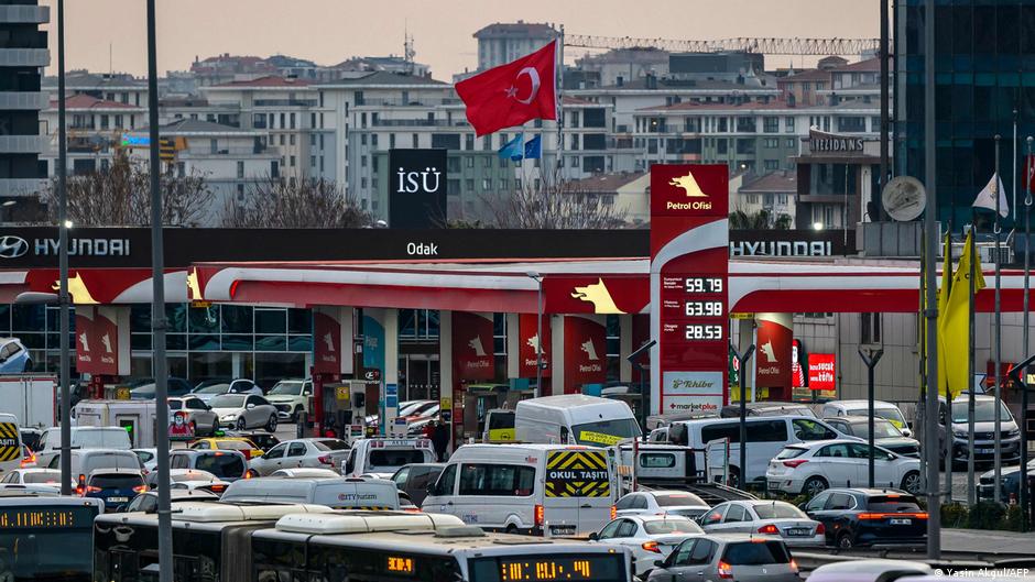 Petrol 100 doları aştı, Türkiye'de motorine 4,20 lira zam geldi