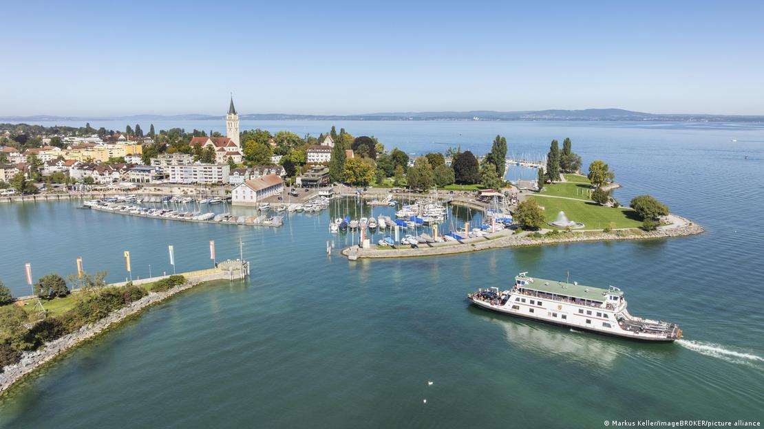 Suíça, Romanshorn 2025 | Vista aérea da área do porto com uma balsa no Lago de Constança