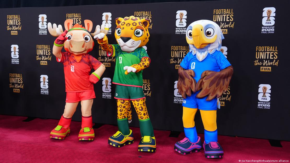 Las mascotas de los países anfitriones del Mundial: Canadá, México y Estados Unidos.