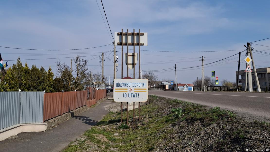 Ein Schild mit der zweisprachigen, ukrainisch-ungarischen Aufschrift "Gute Fahrt!" an einer Straße in der westukrainischen Region Transkarpatien