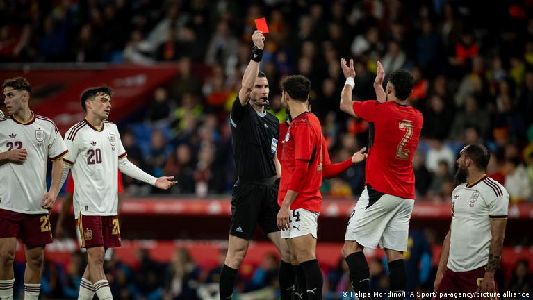 Vergüenza mundial": España investiga cánticos racistas