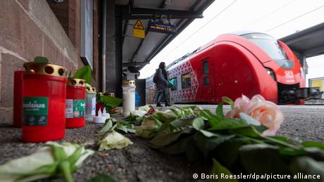 Blumen und Kerzen im Gedenken an den getöteten Bahnmitarbeiter im Februar in Landstuhl