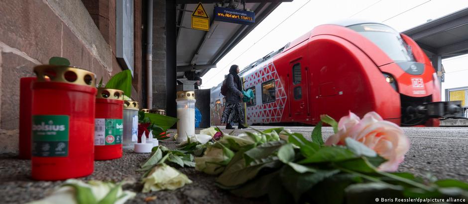 Homenagem em plataforma ao funcionário de trem morto por passageiro