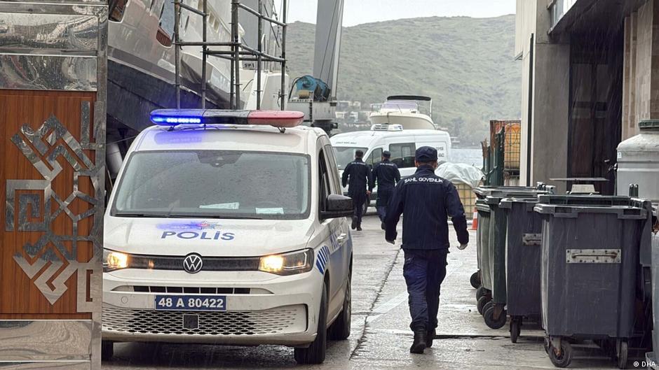 Muğla'nın Bodrum ilçesi açıklarında plastik bot battı

Botta bulunan 19 düzensiz göçmenin hayatını kaybettiği belirlendi, 21 göçmen ise kurtarıldı