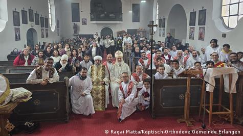 O biserică plină de oameni, între care preoţi şi episcopul Bisericii Ortodoxe Copte O biserică plină de oameni, între care preoţi şi episcopul Bisericii Ortodoxe Copte