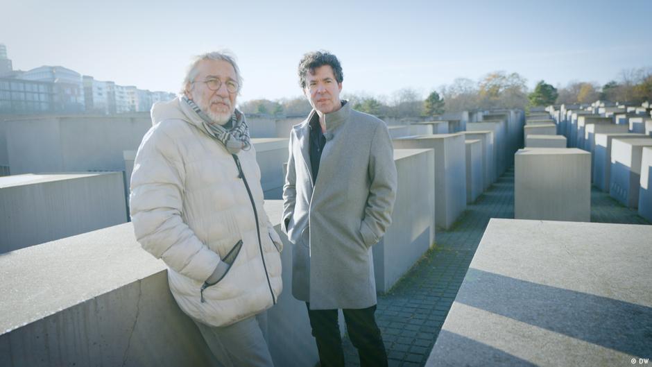 Filozof Džejson Stenli (desno) i Džan Dundar sastali su se u Berlinu, kod Spomenika ubijenim Jevrejima Evrope