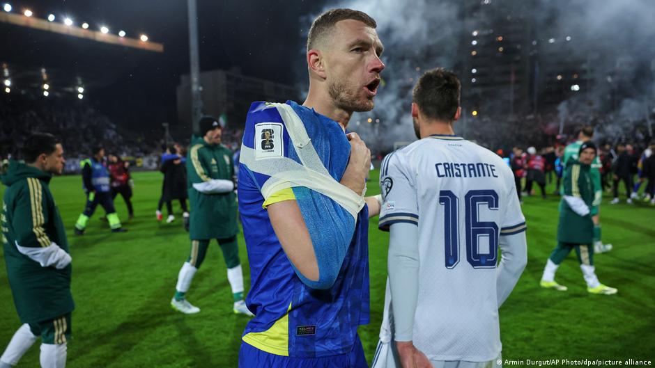 Edin Džeko je povredio rame tokom jedne od poslednjih akcija na utakmici protiv Italije