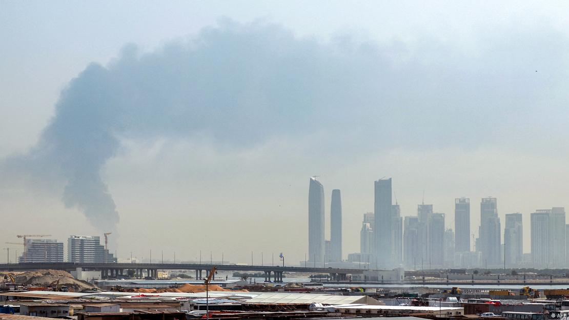 Fumaça no céu de Dubai após ataque próximo ao aeroporto; foto do dia 16 de março de 2026