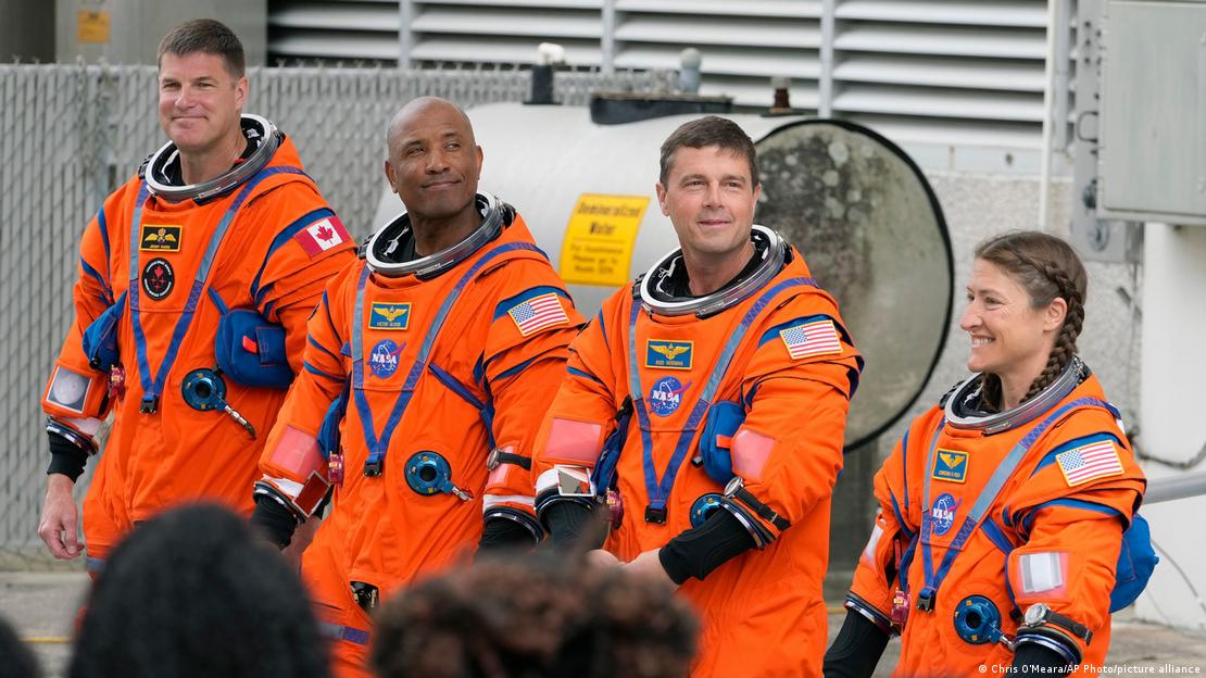 Astronautas da missão Artemis 2 posam para foto antes de entrar na cápsula