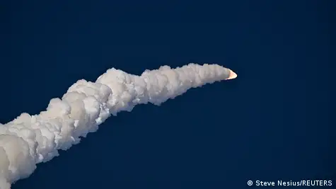 La misión Artemis II de la NASA, cuyo objetivo es realizar un sobrevuelo de la Luna y que cuenta con el cohete Space Launch System (SLS) y la cápsula tripulada Orión, despega del Centro Espacial Kennedy en Cabo Cañaveral. (01.04.2026)