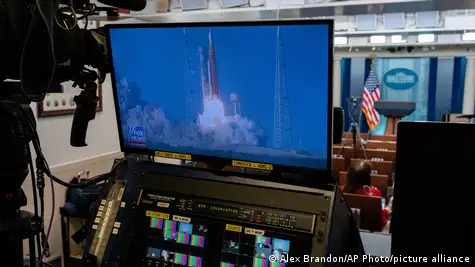 El lanzamiento del cohete lunar Artemis II de la NASA se observa en el monitor de televisión de la Sala de Prensa James Brady de la Casa Blanca. (01.04.2026)