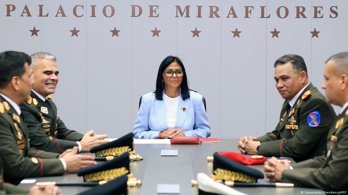 La presidenta interina venezolana, Delcy Rodríguez, en una reunión con el nuevo ministro de Defensa, el general en jefe Gustavo González López (segundo de la derecha), en el Palacio Presidencial de Miraflores, en Caracas, el 19 de marzo de 2026.