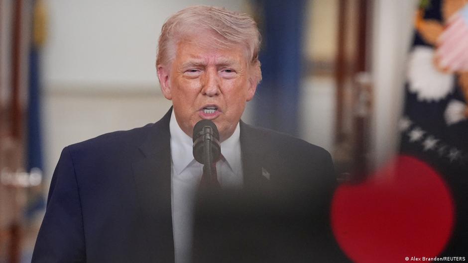 ترامپ: طی دو، سه هفته آینده ضربات سختی به ایران وارد می‌کنیم