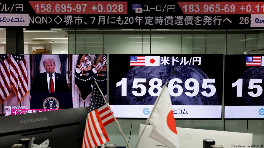 Japonya'da piyasa verilerinin yer aldığı ekranlar. Bir ekranda konuşma yapan Trump görülüyor