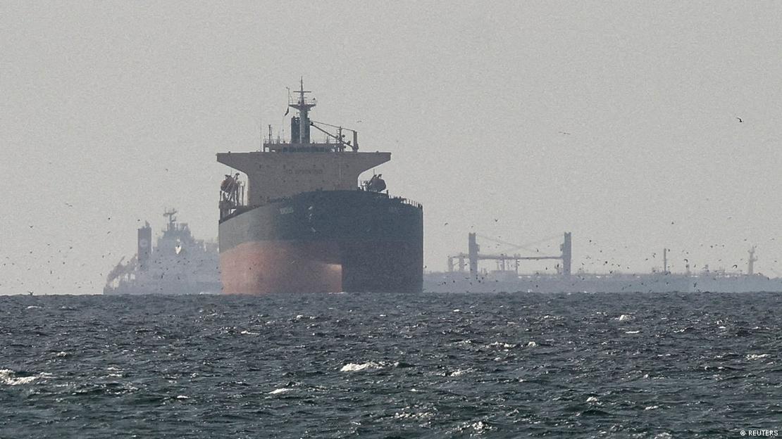Hürmüz Boğazı yakınlarında bekleyen gemiler ve tankerler. Hürmüz Boğazı yakınlarında bekleyen gemiler ve tankerler.