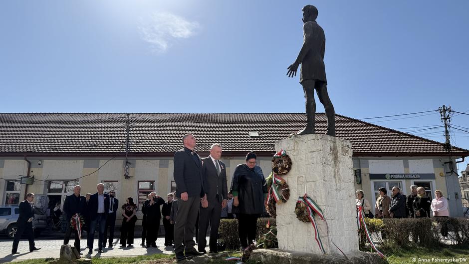 Predstavnici ukrajinskih Mađara polažu venac na spomenik Šandoru Petefiju