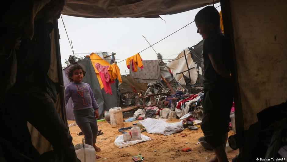 Palestinska deca ispred šatora u kampu za raseljena lica u blizini grada Kan Junis, proleće 2026.