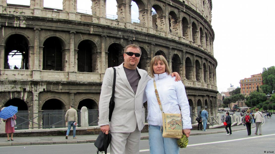Oleh Schewandin com sua esposa Larysa posa para foto em frente ao Coliseu, em Roma