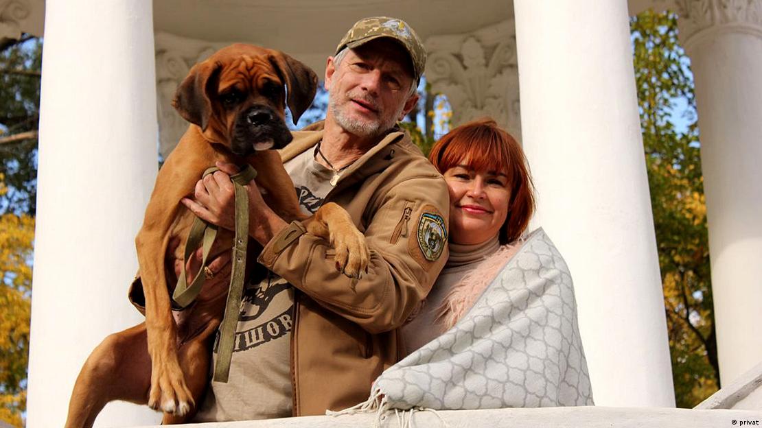 Serhij, com um cachorro nos braços, posa para foto ao lado de sua esposa, Olena Zyhipa