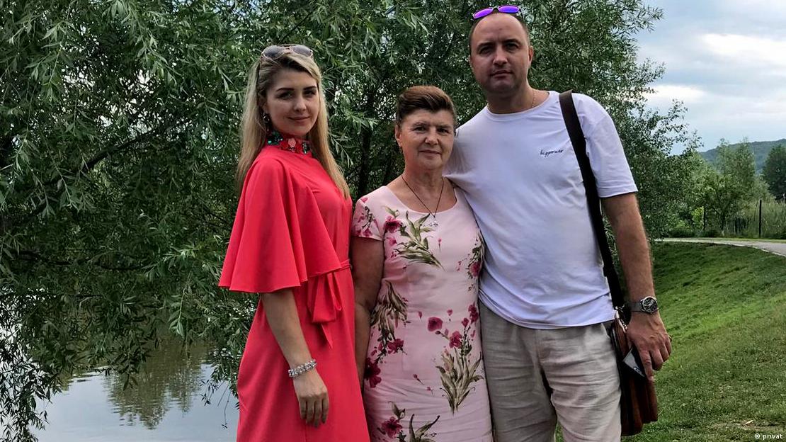 Tatjana Selena (à esquerda) e Serhij Lichomanow (à direita) posam para foto ao lado de uma mulher não identificada