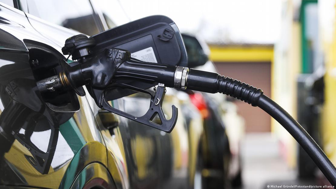 علامتی تصویر: ایندھن کی قیمتیں آسمان سے بات کر رہی ہیں